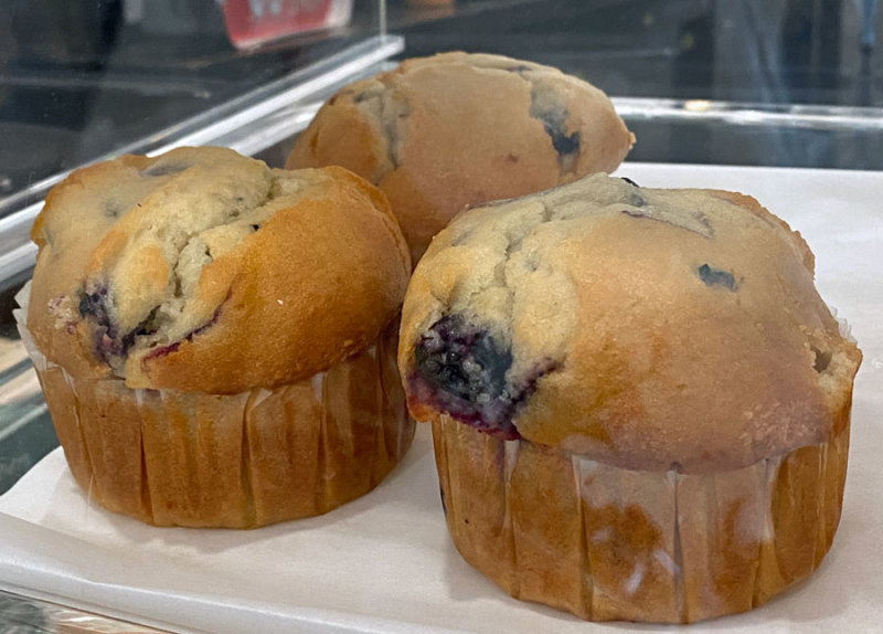 LARGE blueberry muffins i5767