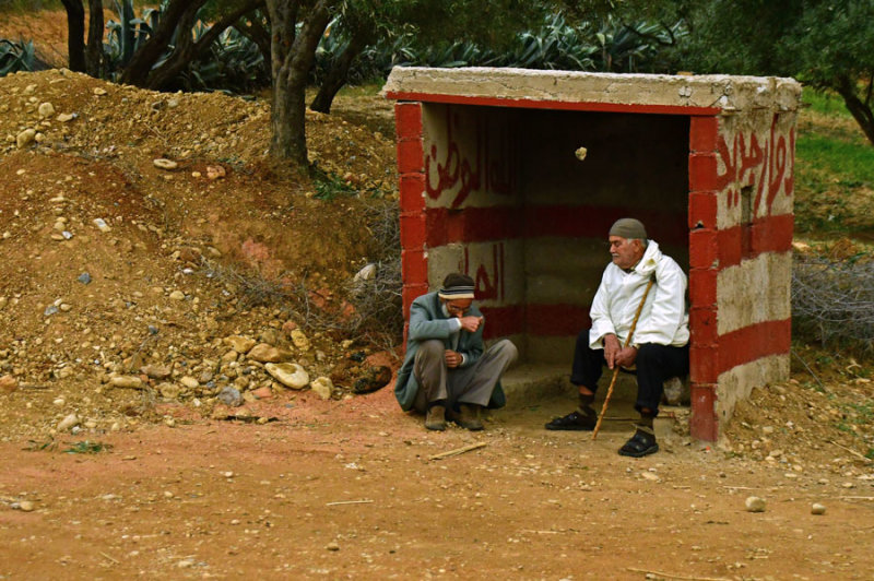 Waiting for the bus - Moroc-2808