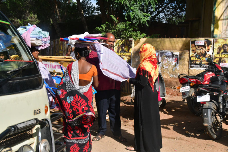 Textile hawker - India-2-0345