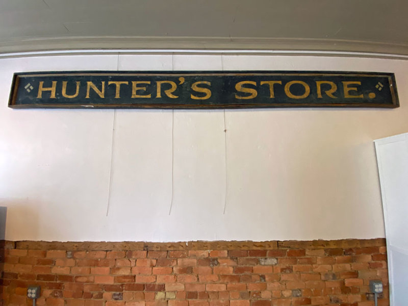 04-09 Hunter's Store i8974