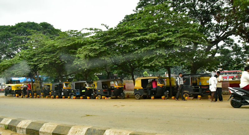 Auto taxi line-up - India-2-0851