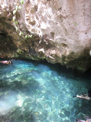 Theres lots of stalagmites & stalactites above & under the water