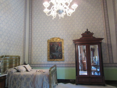Rooms with Victorian era furniture