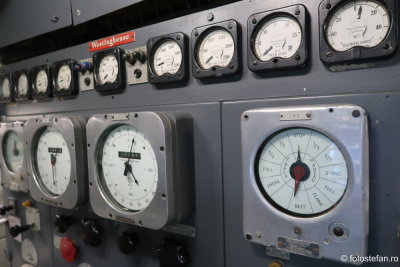 Growler-submarine_maneuvering-room.JPG