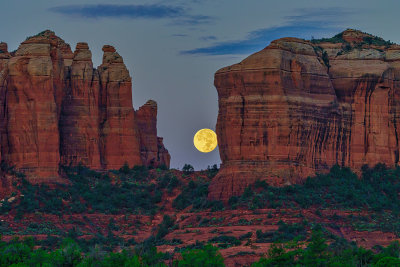 Cathedral Rock Moonset 3813.jpg