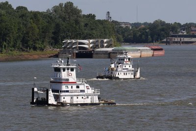 0T5A0751 Mini towboats and turbine blades.jpg