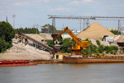 0T5A1546 Unloading crushed stone.jpg