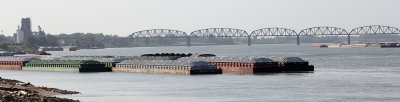6P5A0843 Barges on Ohio River at Cairo.jpg