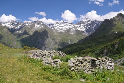 Wall leftovers, near Cabane Brunet