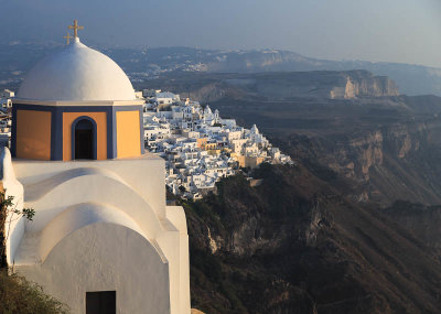 Afternoon light in Fira