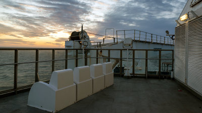 Le soleil se couche sur le pont arrière