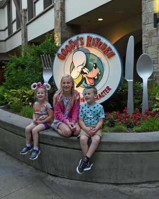 Going to Dinner At Goofy's Kitchen