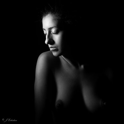 Intimidad (Contiene desnudos/Contains nudity)