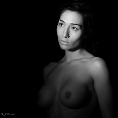 Intimidad Laura (Contiene desnudos/ Contains nudity)