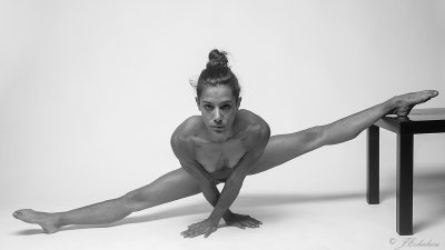 Yoga (Contiene desnudos/ Contains nudity)