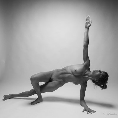 Asana (Contiene desnudos/ Contains nudity)