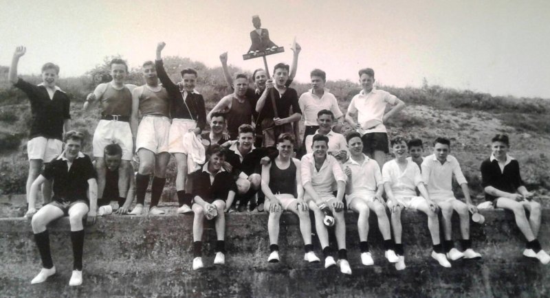 1958-1959 - JOHN POTTER, 201 BUNTINGS CLASS AND 392 SPARKERS CLASS, SPORTS DAY..jpg