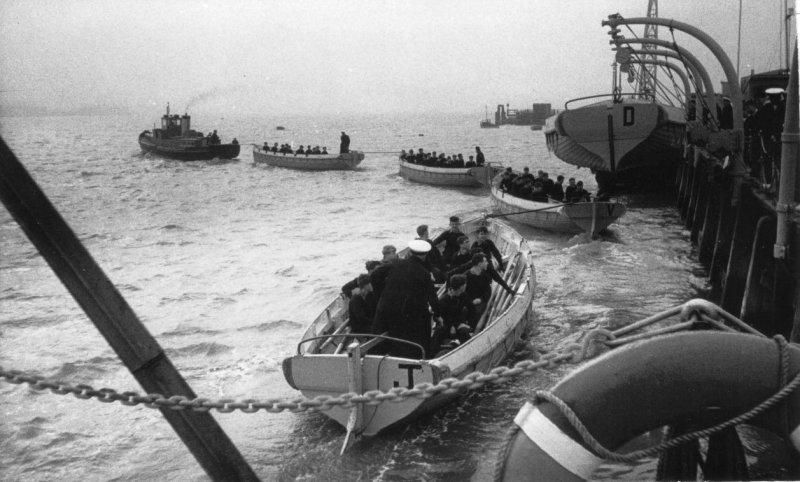 1964-65 - RON BAIRD, 72 RECR., FROBISHER, 181 CLASS. CUTTER PULLING..jpg