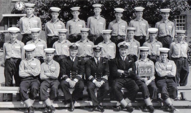 1965 - BOB HINTON, 77 RECR., BLAKE DIVISION, 44 CLASS, 5 MESS,  I AM CENTRE ROW FAR RIGHT, BEHIND ME IS DAVID PHELPS.