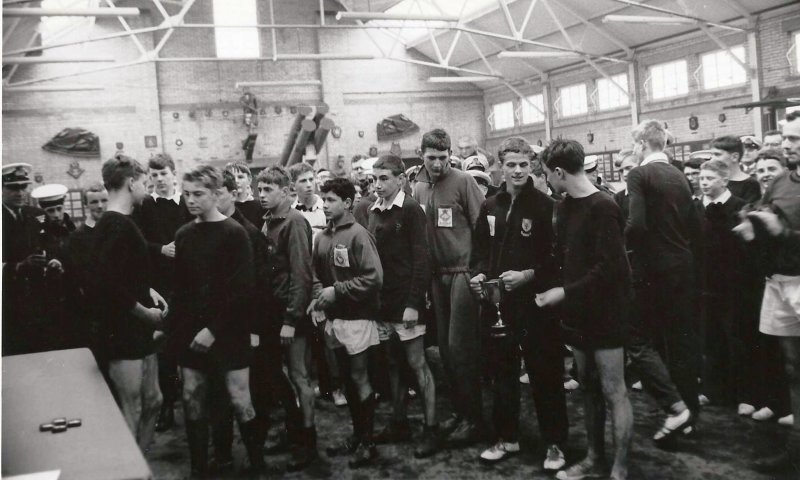 1968, 16TH JANUARY - DUNCAN SCOTT, 99 RECR.,CROSS COUNTRY TEAMS, DRAKE, 17 MESS, BEATTY AND STUART, HOLDING CUP IS FOX 