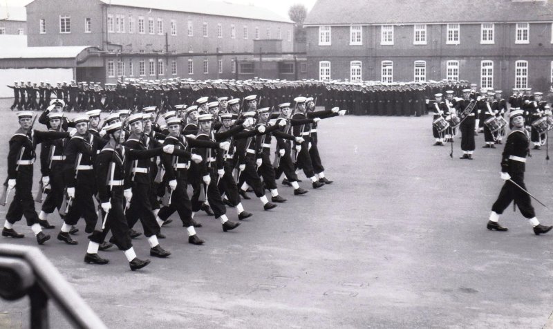 1969, AUGUST - BOB RICHARDSON, HAWKE DIV., SUNDAY DIVISION, GUARD, I AM NEAREST CAMERA 2ND RANK AND WAS IN 47 MESS..jpg