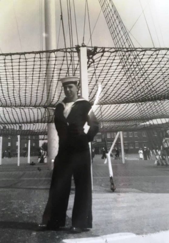 1962, 1ST MAY - CHRIS ALLEN, KEPPEL, 62 CLASS, MYSELF ON PARENTS DAY 1963.