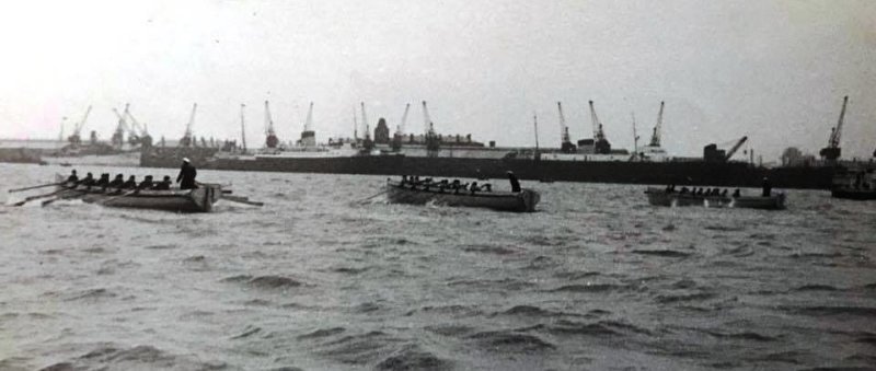 UNDATED - PULLING CUTTERS OFF PARKSTONE QUAY.jpg