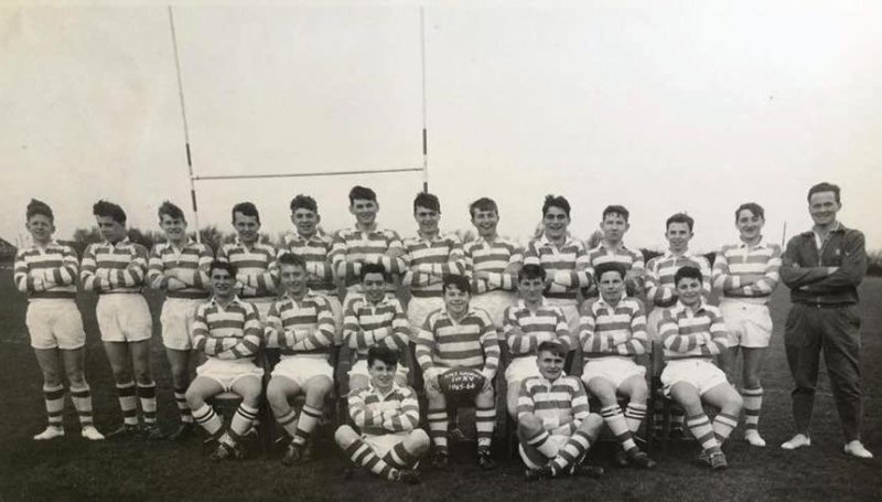 1966 - GARETH RUBES TUCKETT, GANGES RUGBY TEAM, I AM LEFT CENTRE..jpg