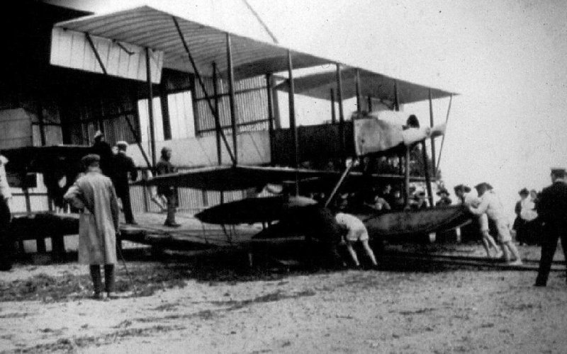 1914c - CDR. SAMSON'S AIRCRAFT BEING PUSHED BACK.JPG