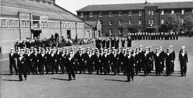 1958, 10TH JUNE - DAVE PARRY, 14 RECR., HAWKE, 47 MESS, 242 CLASS, PO TEL, ANSTEY, HAWKE DIV. ON PARADE, I AM 8TH FROM THE RIGHT