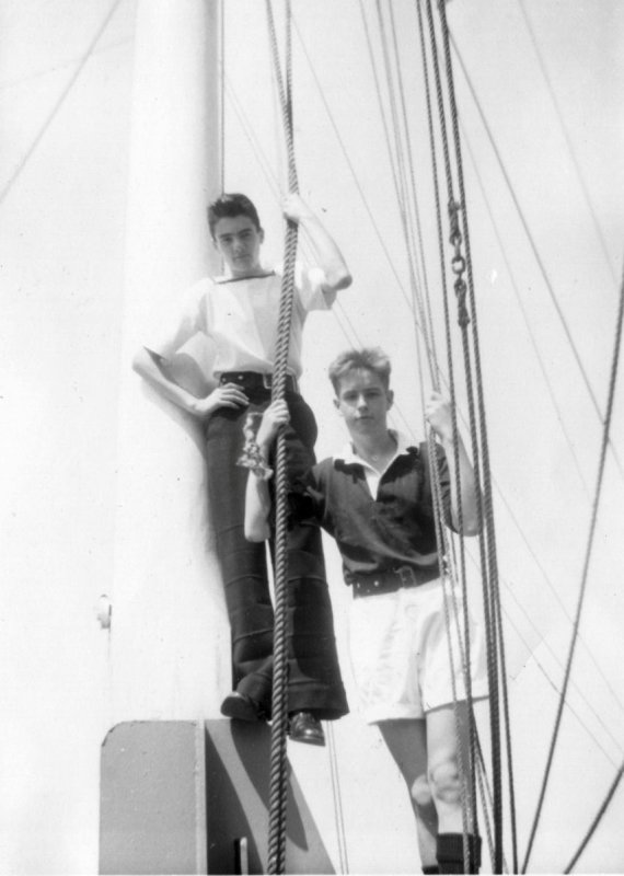 1958, 10TH JUNE - DAVE PARRY, 14 RECR., HAWKE, 47 MESS, 242 CLASS, PO TEL, ANSTEY, KNOCKY ALLEN AND KC HOISTING THE MAINSAIL