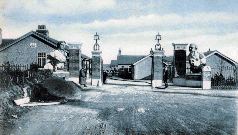 UNDATED - ENTRANCE TO SHOTLEY NAVAL BARRACKS - VERY EARLY, NO MAST.jpg