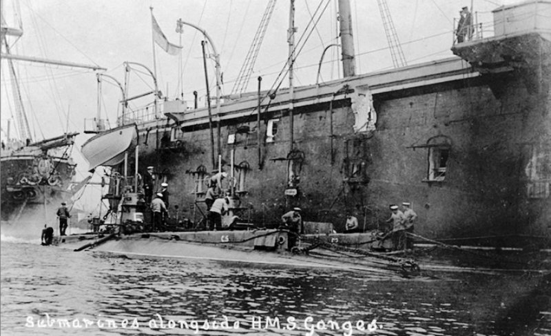 1906 - SUBMARINES ALONGSIDE HMS GANGES, FORMALLY HMS MINATOUR..jpg