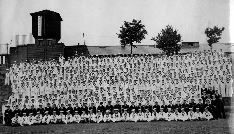 UNDATED - LARGE GROUP ON THE FORESHORE (ABOUT 500 IN NUMBER).jpg