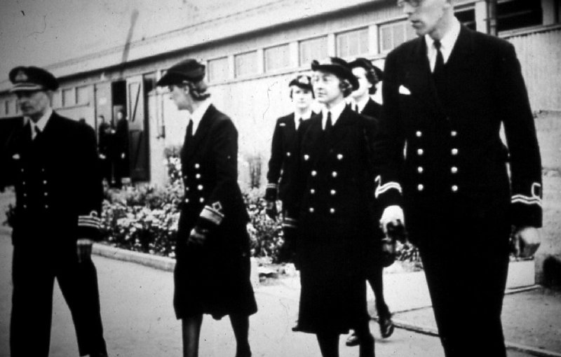 1939-1945 - THE COMMANDER WITH SENIOR WRNS DURING WW II.JPG