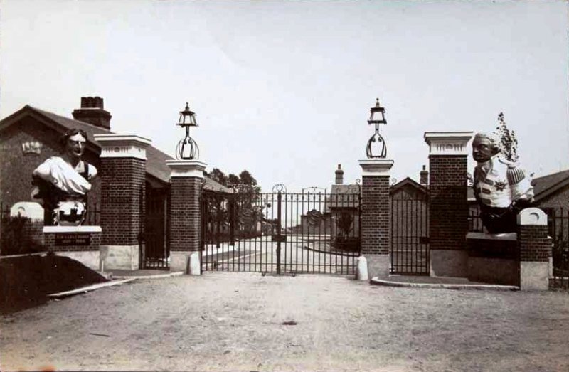 1906 - THE MAIN GATES - NOTE NO MAST.