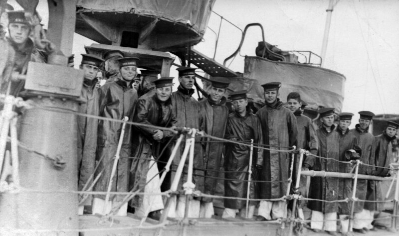 UNDATED - SEA TRAINING, DUCK SUITS AND OILSKINS ARE BEING WORN.jpg