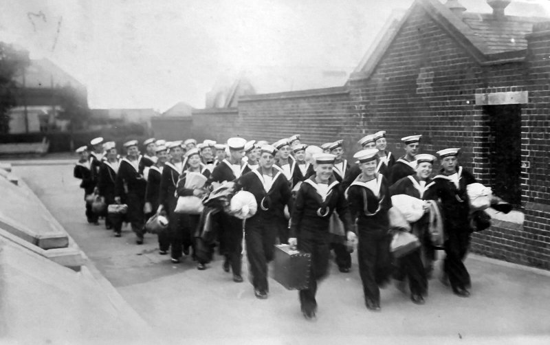 1934, 7TH MARCH - ALEXANDER ROBERTSON, COLLINGWOOD 213-214 CLASSES, GOING ON FIRST LEAVE.jpg
