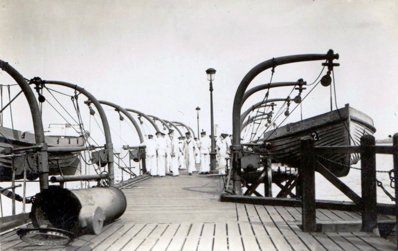 1937 - PHILIP ANTHONY (TONY) FOSTER POST CARD 017. THE PIER.jpg