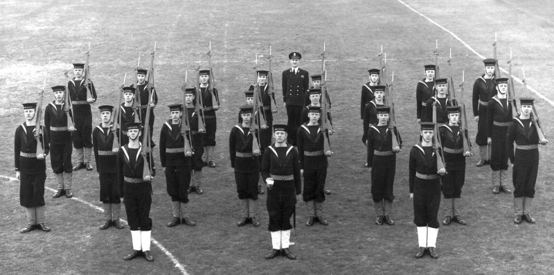 1948, 12TH OCTOBER - TERRY JONES, 116 AND 117 CLASSES, GUARD AT SLOPE ARMS.JPG