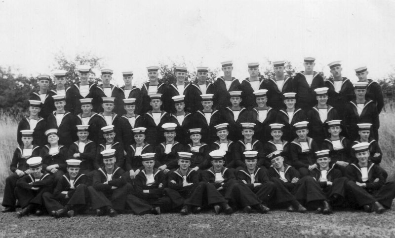 1948, 12TH OCTOBER - TERRY JONES, 116 AND 117 CLASSES, PRIOR LEAVE, I AM 2ND ROW DOWN 6TH FROM LEFT, ELDER AND HURN ADJACENT