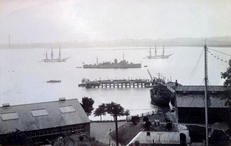 UNDATED - ADMIRALTY PIER WITH SHIPS ALONGSIDE AND IN THE HARBOUR.jpg