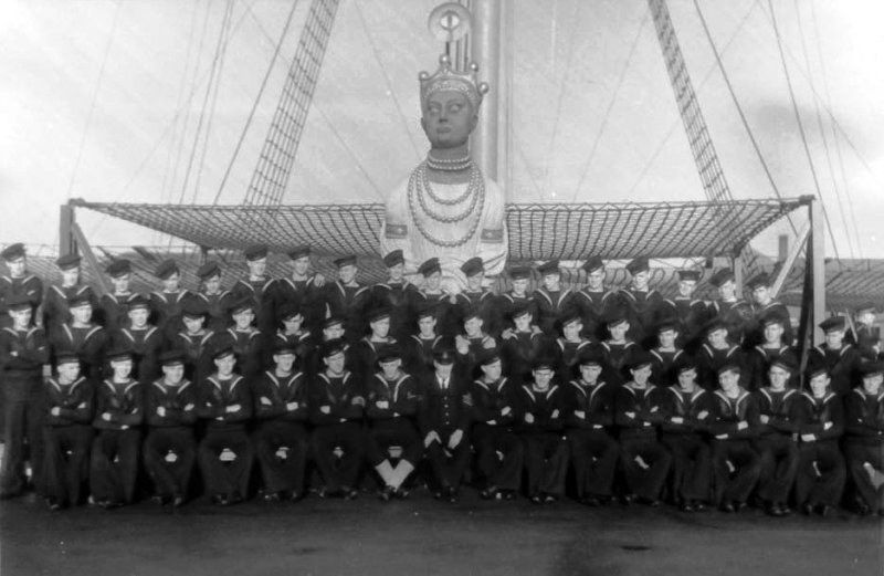 1939-44 - H.O. CLASS UNDER THE MAST.jpg