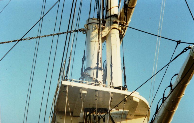 1988 - DICKIE DOYLE, SHOWING THE TOP OF THE LOWER MAST, ORIGINALLY HMS CORDELIA'S LOWER FOREMAST.JPG