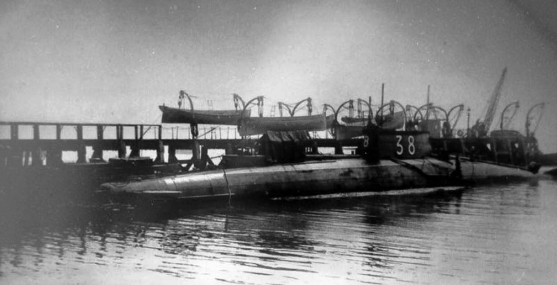 UNDATED - SUBMARINE 38 AND ADMIRALTY PIER.jpg