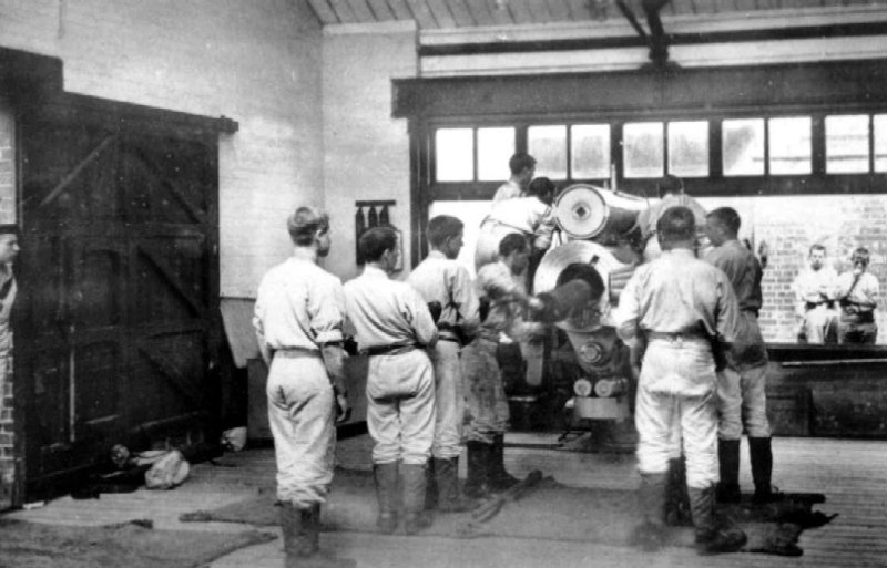 UNDATED - DICKIE DOYLE, BOYS BEING INSTRUCTED ON A HEAVY GUN.jpg