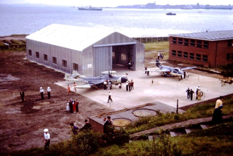 1963 - DICKIE DOYLE, PARENTS DAY, SHOWING THE NEW HANGAR, TWO AIRCRAFT AND ENRIGHT BLOCK