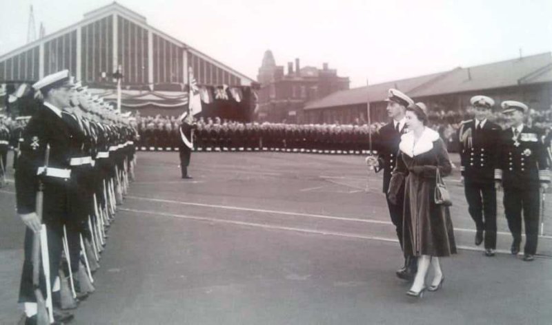 1958-1959 - JOHN POTTER, ANSON, 201, BUNTINGS CLASS, QUEENS VISIT, INSPECTING THE GUARD AT HARWICH.jpg