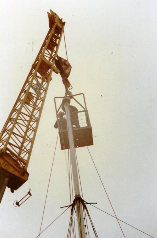 1988 - DICKIE DOYLE, MAST REFIT, BUTTON BEING ATTACHED  BY RIGGER HOISTED IN A SKIP.jpg