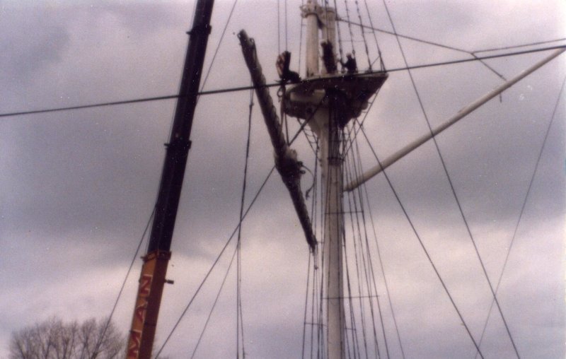 1988 - DICKIE DOYLE, MAST REFIT, DAMAGED LOWERED YARD BEING LOWERED.jpg